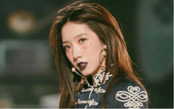 吴宣仪|孟美岐吴宣仪解散后待遇差太多：一个穿高端礼服，另一个只有廉价品牌