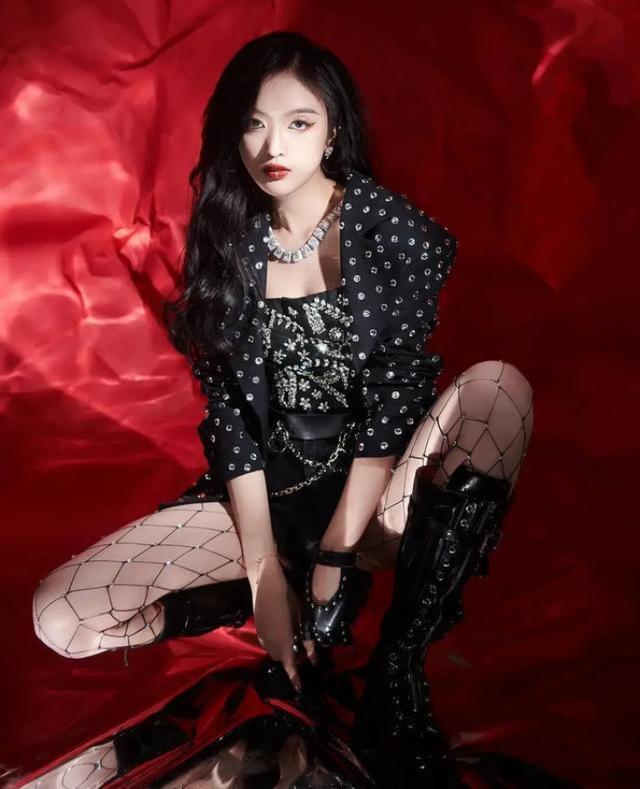 吴宣仪|孟美岐吴宣仪解散后待遇差太多：一个穿高端礼服，另一个只有廉价品牌