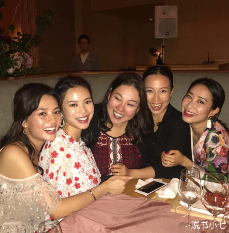 李嘉欣|做赌王家的邻居好处多，心宽体胖站C位，李嘉欣也要挤她的朋友圈