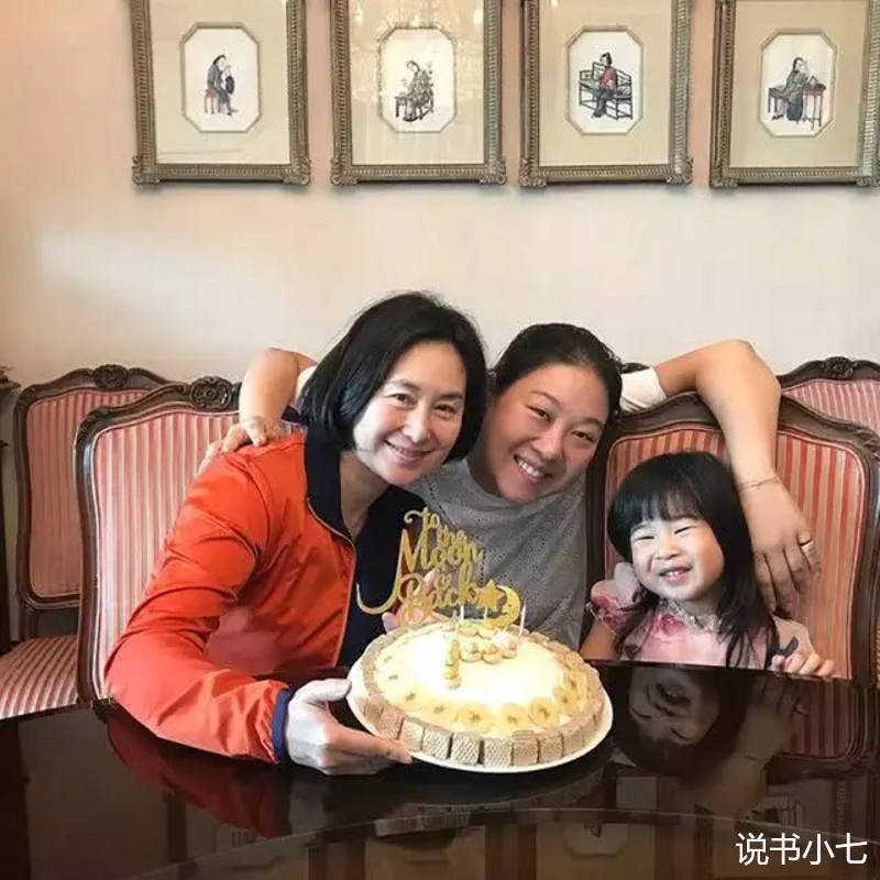 李嘉欣|做赌王家的邻居好处多，心宽体胖站C位，李嘉欣也要挤她的朋友圈