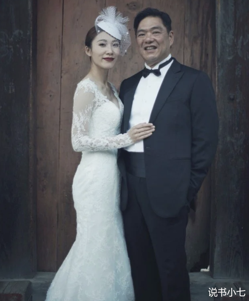 李嘉欣|做赌王家的邻居好处多，心宽体胖站C位，李嘉欣也要挤她的朋友圈