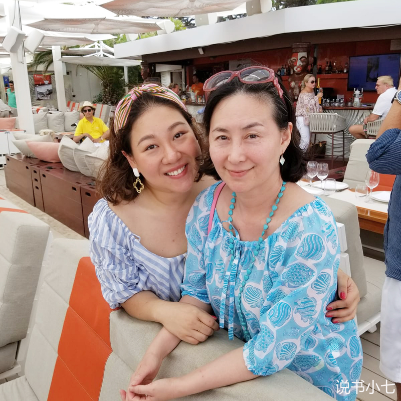 李嘉欣|做赌王家的邻居好处多，心宽体胖站C位，李嘉欣也要挤她的朋友圈