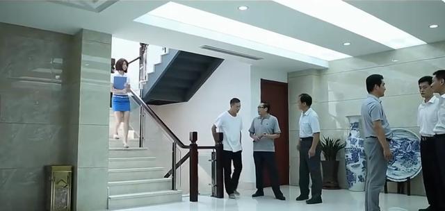 电影《裸归》:亿万富翁扮成乞丐回家乡,遭到村民嫌弃