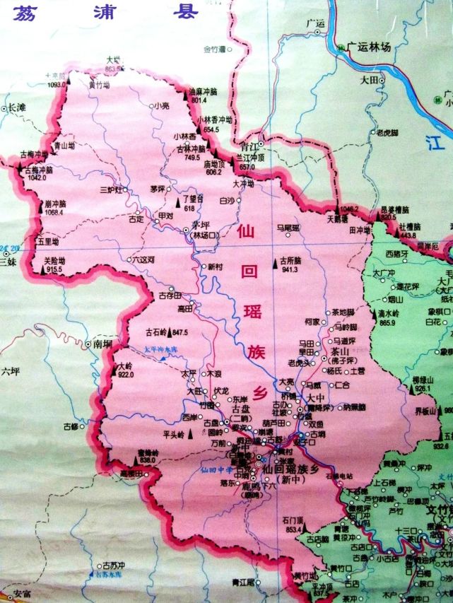 距县城38公里,与梧州市蒙山县,桂林市荔浦市,平乐县三县(市)相毗邻,是