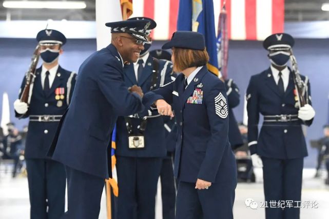 美國空軍誕生首位女性總軍士長,為何這支隊伍才是美軍主力?