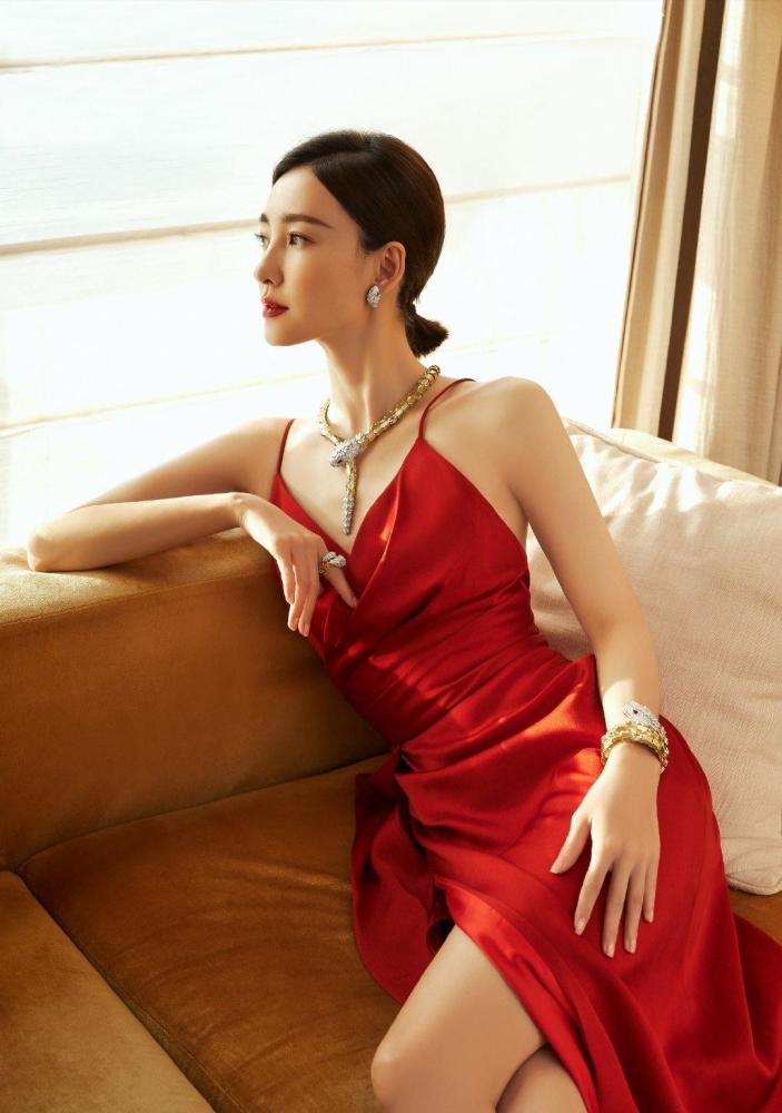 王丽坤真会穿,红丝绸吊带裙穿出了高雅气质,时尚减龄女神范十足