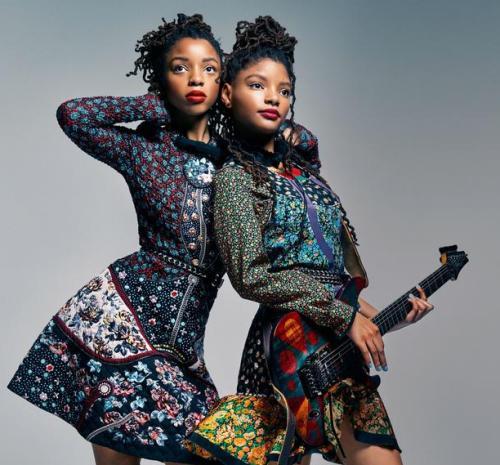 小美人鱼|迪士尼小美人鱼来了！20岁女星穿黑色鱼尾裙，这眼神绝了！