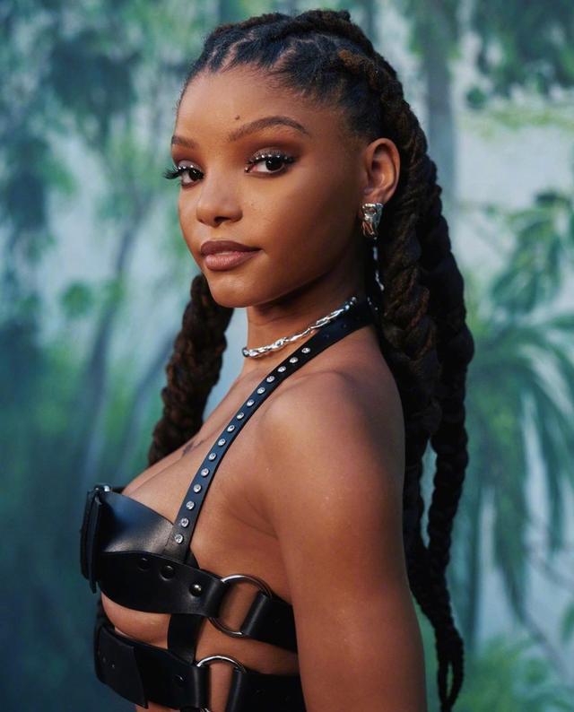 小美人鱼|迪士尼小美人鱼来了！20岁女星穿黑色鱼尾裙，这眼神绝了！