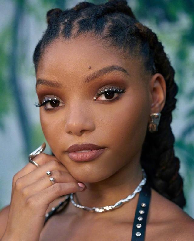 小美人鱼|迪士尼小美人鱼来了！20岁女星穿黑色鱼尾裙，这眼神绝了！