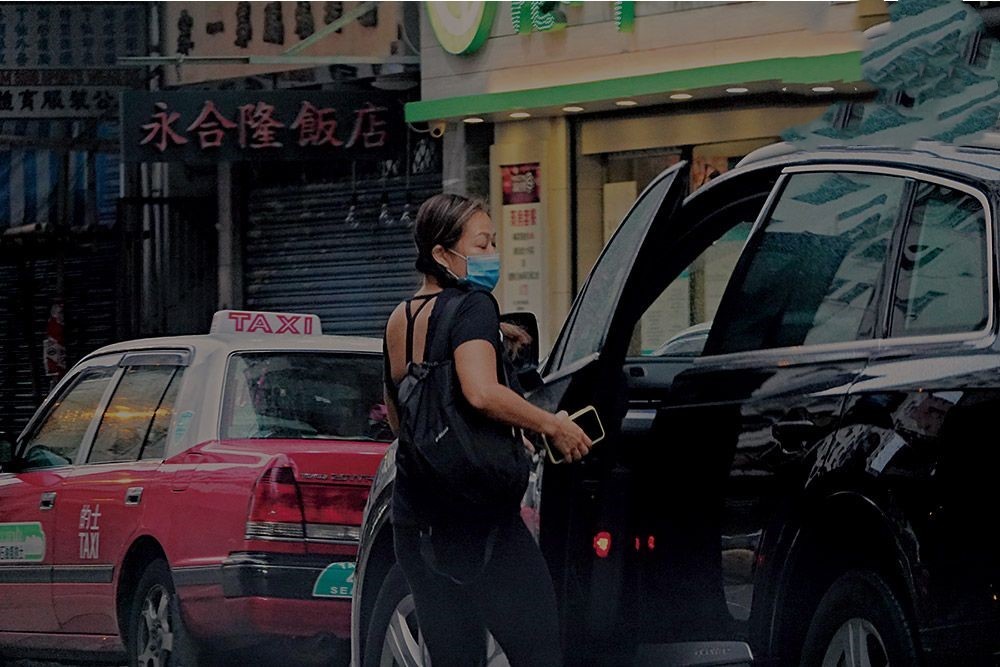 周润发|65岁周润发已满头白发，带微胖女友人爬山还不避嫌帮其做拉伸