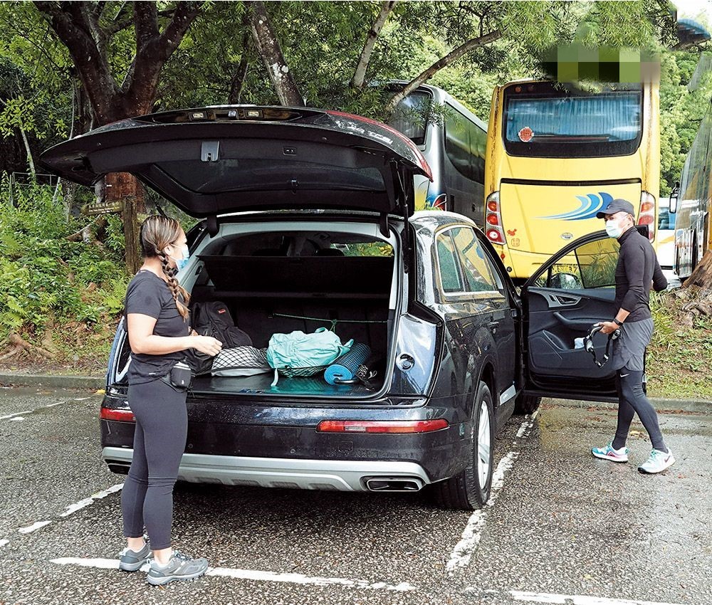 周润发|65岁周润发已满头白发，带微胖女友人爬山还不避嫌帮其做拉伸