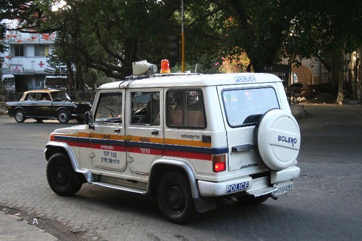 警察|印度警察打死封锁期间外出的男子，却谎称他像小偷是被群众打死的