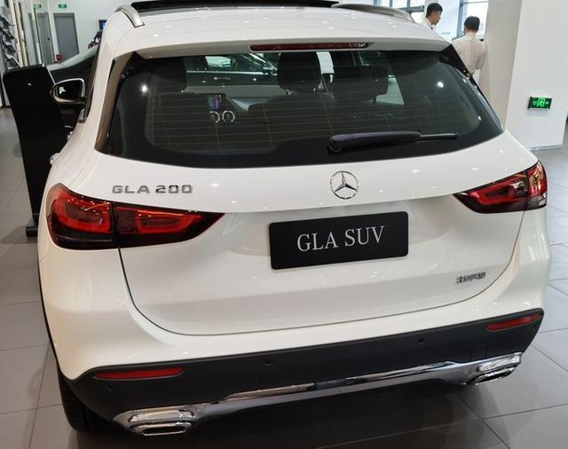 到店实拍2020款奔驰gla!白色车身质感不俗,售30.38万元