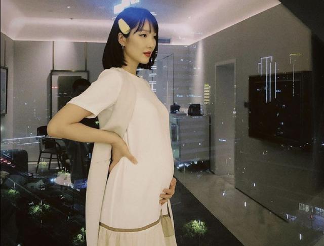 李亚男|王祖蓝老婆李亚男晒孕肚照，自曝怀孕进程已过半，宝宝性别疑曝光