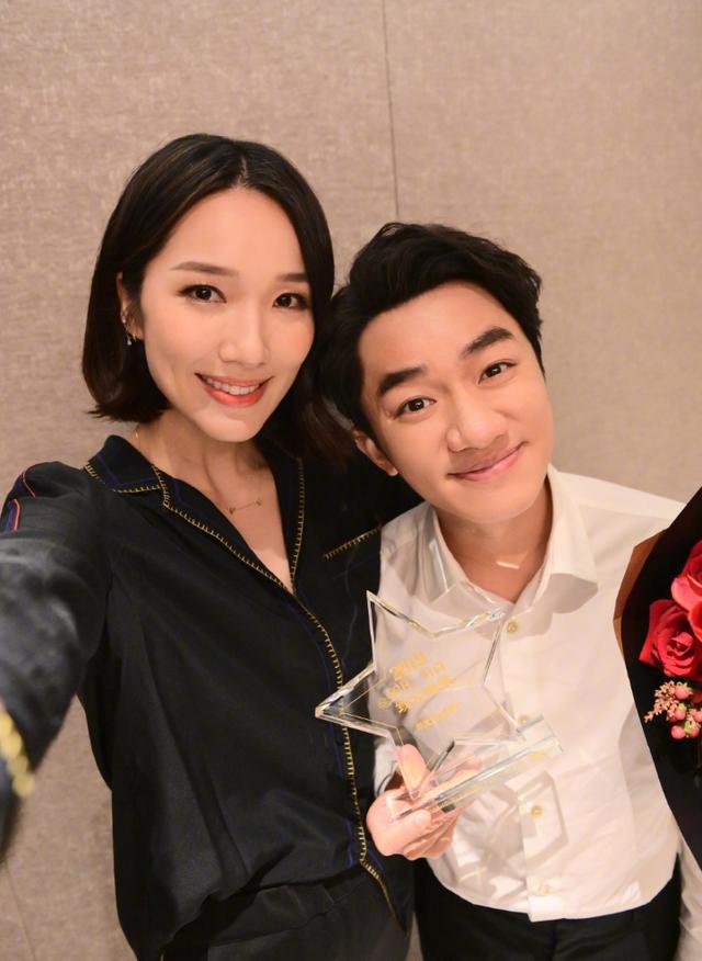 李亚男|王祖蓝老婆李亚男晒孕肚照，自曝怀孕进程已过半，宝宝性别疑曝光