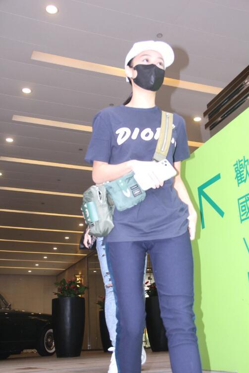 黄心颖|16个月未复工，黄心颖戴口罩现身，提绯闻男友泥鯭黄心颖低头快走