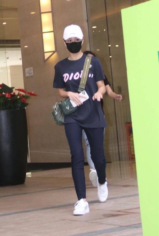 黄心颖|16个月未复工，黄心颖戴口罩现身，提绯闻男友泥鯭黄心颖低头快走