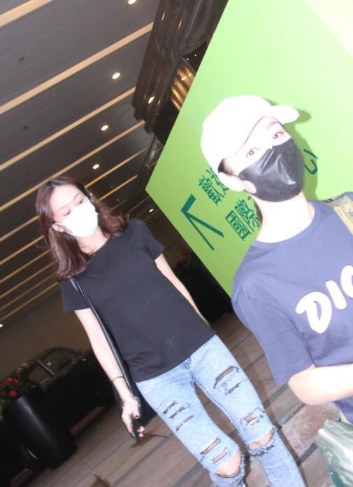 黄心颖|16个月未复工，黄心颖戴口罩现身，提绯闻男友泥鯭黄心颖低头快走