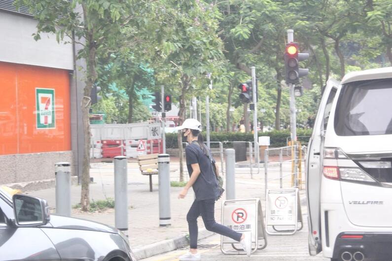 黄心颖|16个月未复工，黄心颖戴口罩现身，提绯闻男友泥鯭黄心颖低头快走