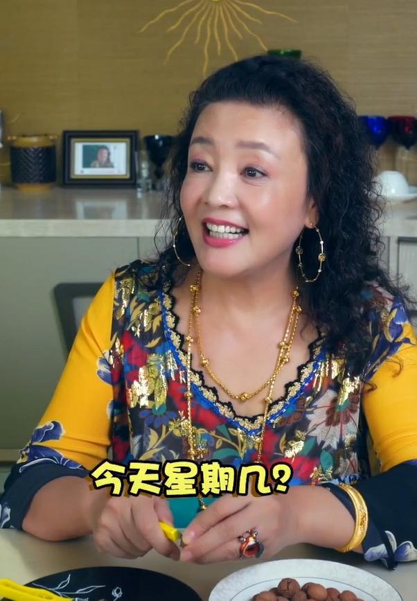 汪小菲妈妈62岁穿金戴银生活奢华，拍视频卖货