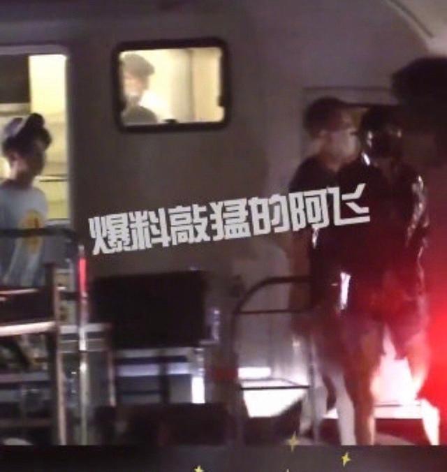 关晓彤|关晓彤晒可爱自拍，背后神秘男子身份引猜测，被指是鹿晗？