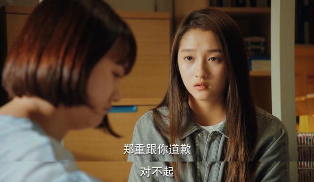 关晓彤|关晓彤晒可爱自拍，背后神秘男子身份引猜测，被指是鹿晗？
