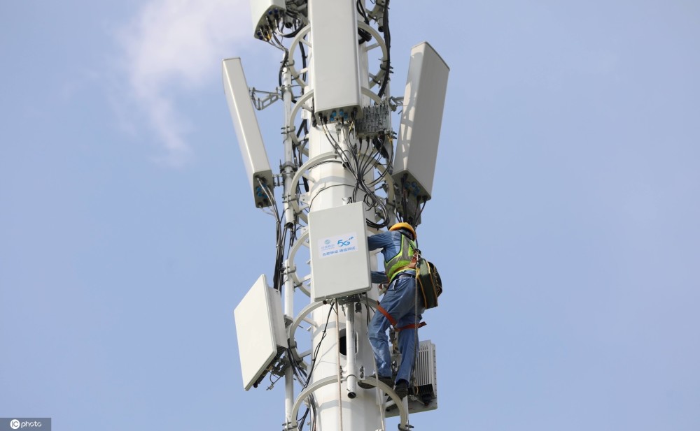 他们需要依靠人力,将三块各90斤重的5g信号设备运送到近30米的高空.