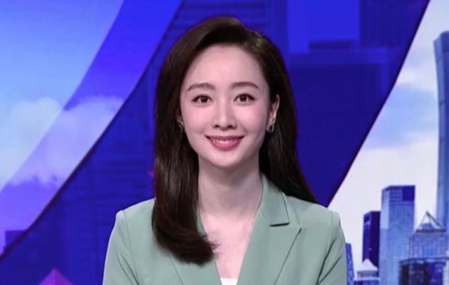 央视第一时间出现新面孔主持效果自然流畅颜值为她加分
