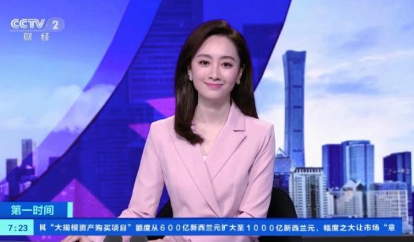 央视第一时间出现新面孔主持效果自然流畅颜值为她加分