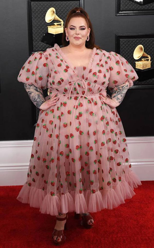 35岁的泰斯·霍丽迪(tess holliday),是位出生于英国的模特,身高5英尺