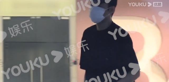 王凯|38岁王凯深夜KTV买醉，喝到烂醉离开时险撞墙，曾多次喝酒被拍