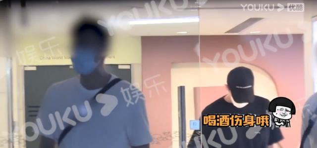 王凯|38岁王凯深夜KTV买醉，喝到烂醉离开时险撞墙，曾多次喝酒被拍