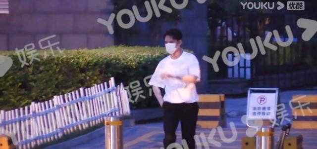 王凯|38岁王凯深夜KTV买醉，喝到烂醉离开时险撞墙，曾多次喝酒被拍