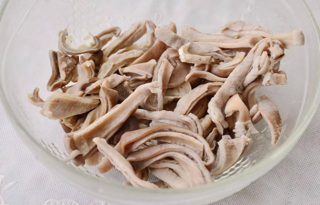 凉拌白肚先做这一步肚丝不硬不柴脆嫩好吃