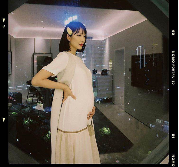 李亚男|人脉广大！李亚男晒出怀二胎孕照，何超莲胡杏儿陈法拉秒点赞