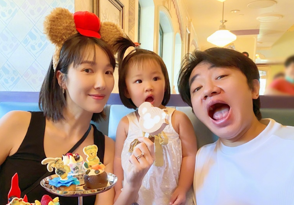 李亚男|人脉广大！李亚男晒出怀二胎孕照，何超莲胡杏儿陈法拉秒点赞
