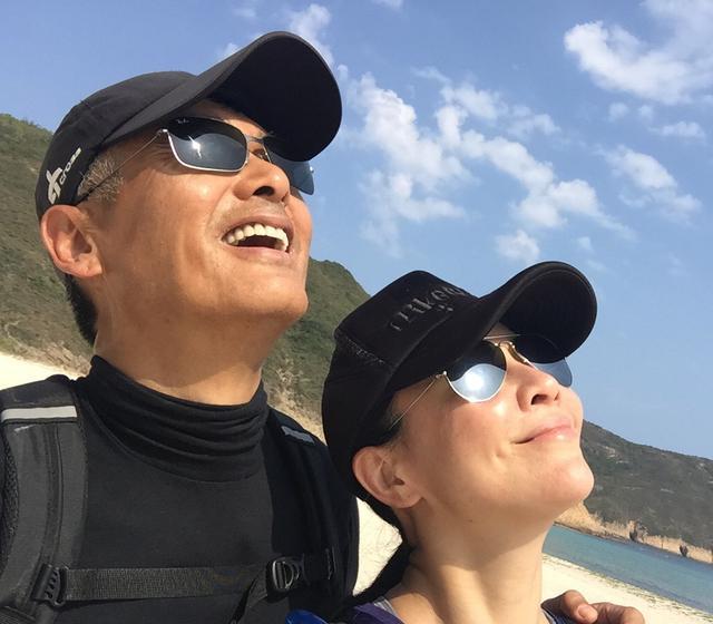 周润发|65岁周润发罕露面！携女友人上山运动，满头白发身形保持超好