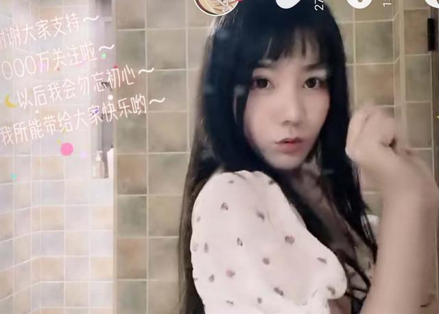 网红|路人镜头下的网红：刘思瑶方脸，小团团无变化，看到沫子：违规了
