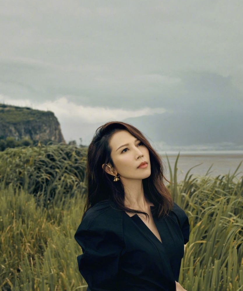 蔡少芬|蔡少芬张晋登上杂志封面，结婚12年感情更甜蜜，蔡少芬逆龄生长？