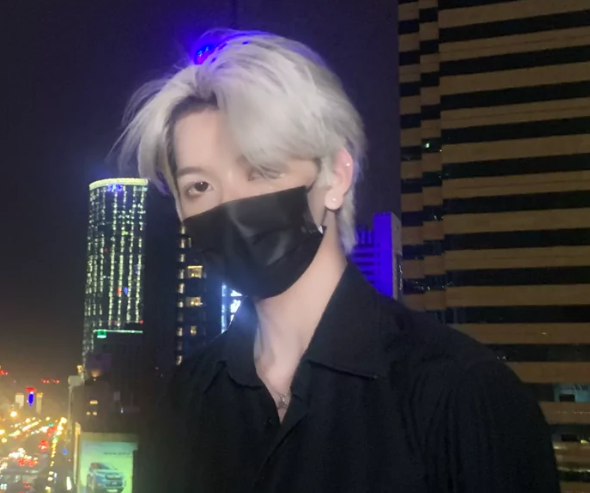 七鹤大人晒与妈妈妹妹合照嘴巴形状太抢镜堪称鸭嘴兽家族