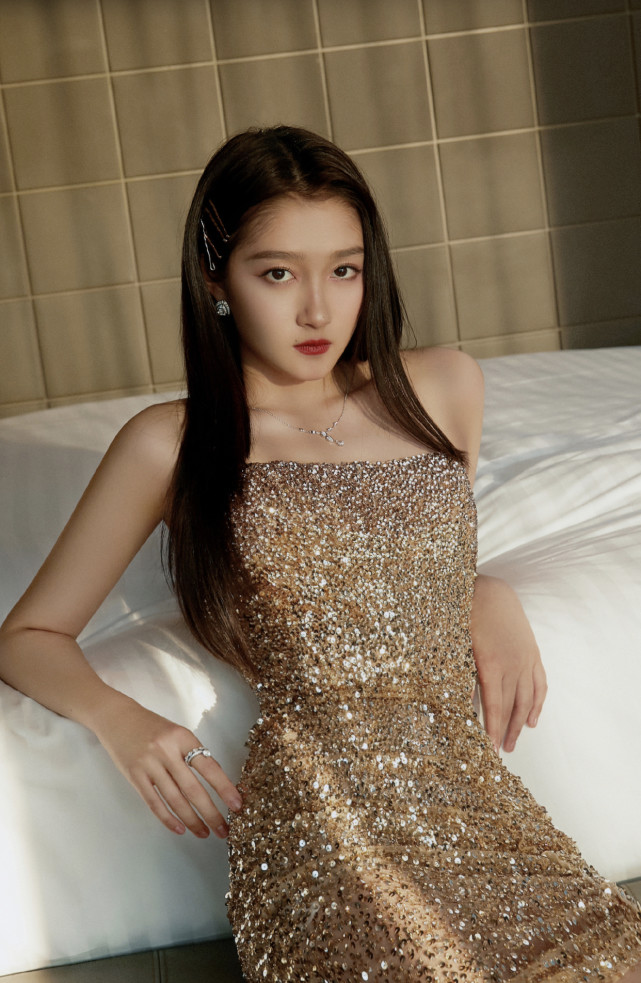 22岁关晓彤终于放开,首次尝试"液体裙"就穿透光,这身材绝了