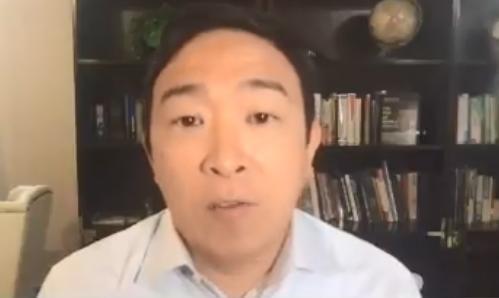 杨安泽|杨安泽抱怨后终参会发言很开心，鼓掌展示美国国旗，还批了民主党