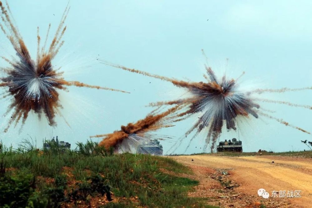 炸裂装甲突击群烟幕弹射击震撼开火