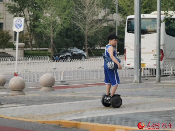 电动滑板车|人民观察：电动滑板车、平衡车仍游走在“灰色地带”