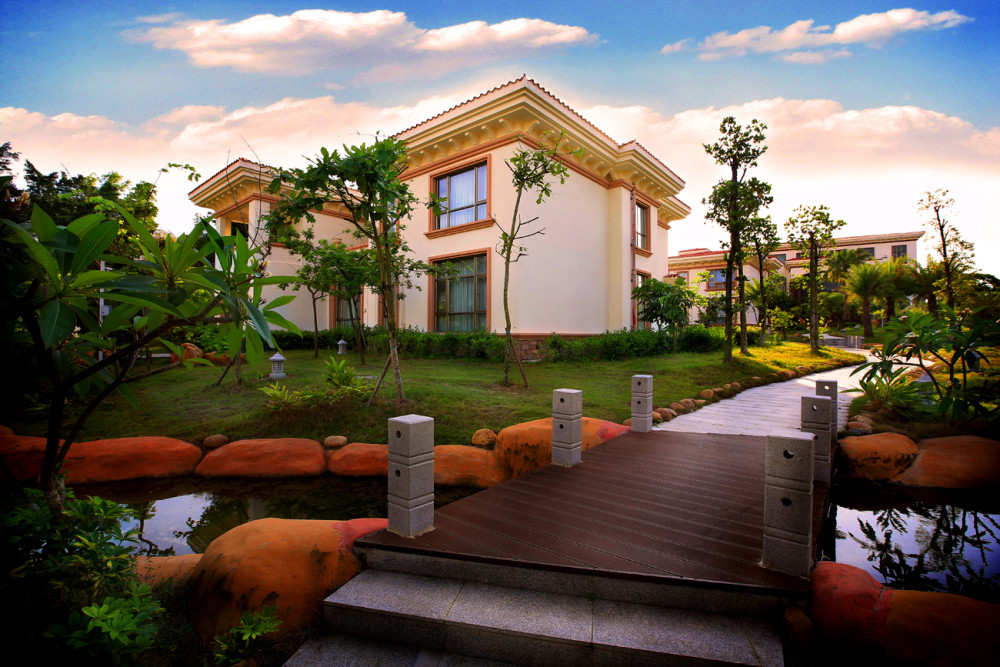 几十年过去了,现在的海滨宾馆早已别墅林立,绿植茂盛,有些湛江人至今