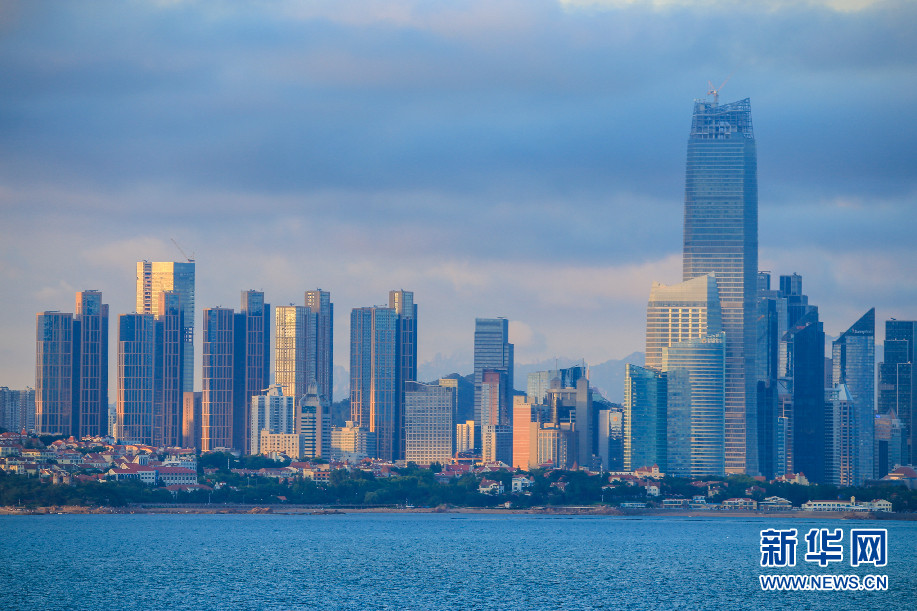 新华网发(王红涛 摄)站在甘水湾畔远眺青岛,主城区的红瓦绿树,高楼