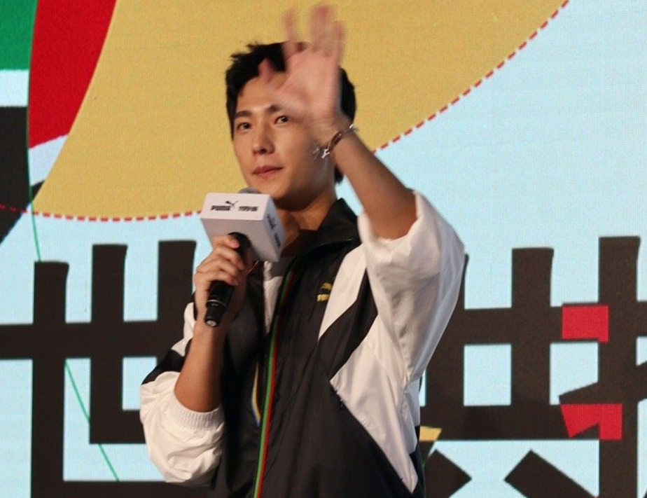 元气满满的哥哥|杨洋参加线下活动，看清29岁失去美颜精修的颜值：想不花痴都难！