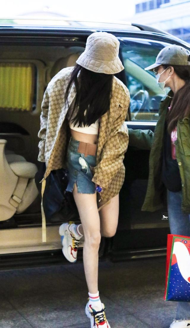 杨幂被爆恋情后现身机场一身黑色u领紧身衣配格子裙身材真绝