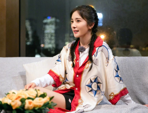 杨幂把丝巾当衣服穿看清她秀出的电棍腿女生瞬间自闭了
