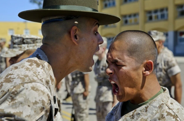 新兵受到虐待,一怒之下端着机枪冲进指挥所,9名高官被打成筛子